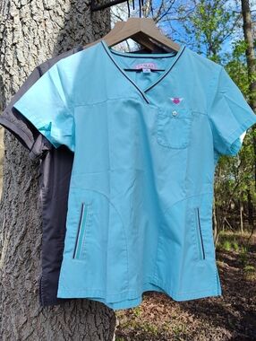 Koi Blue & Gray V-Neck Cotton Blend Scrubs Shirt Bundle Sz M Short Sleeve Ashley